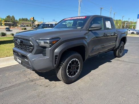 Used 2025 Toyota Tacoma TRD Off-Road AWD/4WD image 3