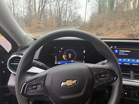 Used 2025 Chevrolet Trax LT image 32