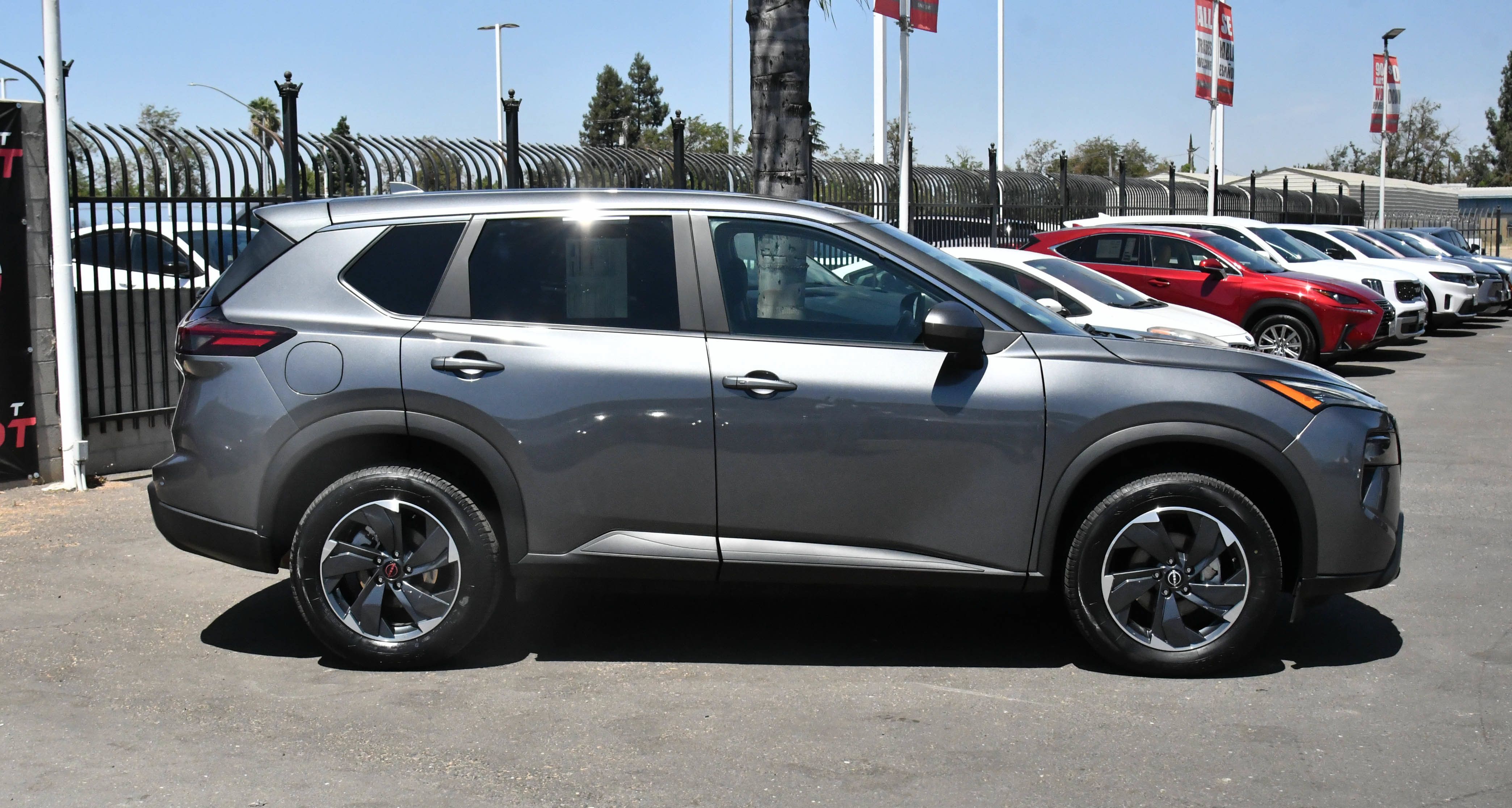 Used 2025 Nissan Rogue SV AWD/4WD image 9