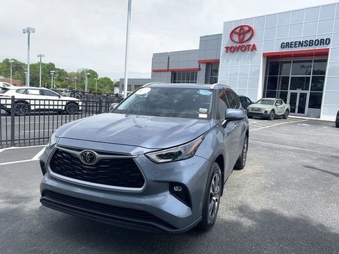Used 2022 Toyota Highlander XLE image 1