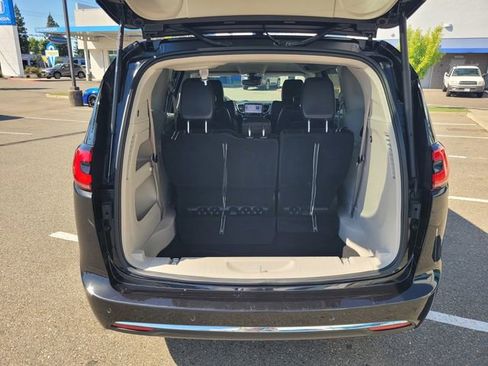 Used 2023 Chrysler Pacifica Touring-L FWD image 11