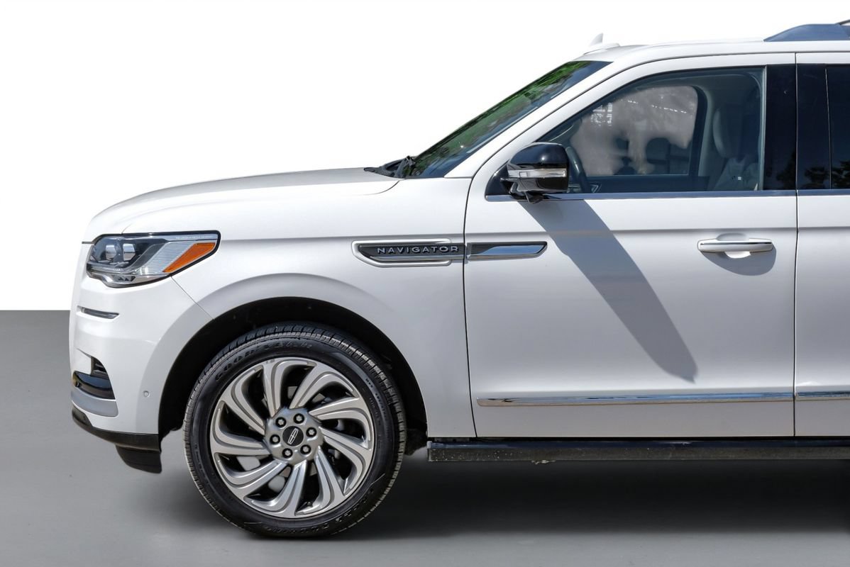 Used 2023 Lincoln Navigator L Reserve AWD/4WD image 10