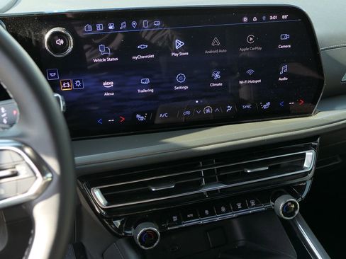 Used 2025 Chevrolet Traverse LT image 20