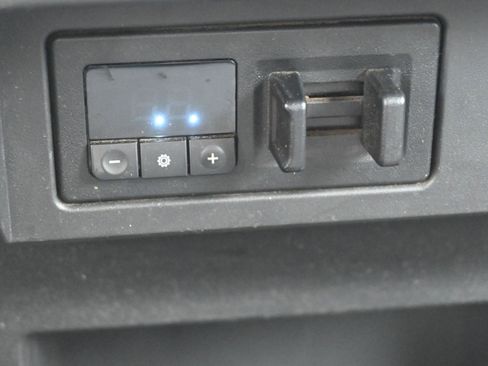 Used 2022 Nissan Titan S image 20