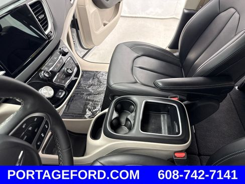 Used 2024 Chrysler Pacifica Touring-L FWD image 19