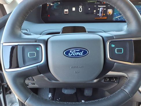 Used 2025 Ford Expedition Active image 16