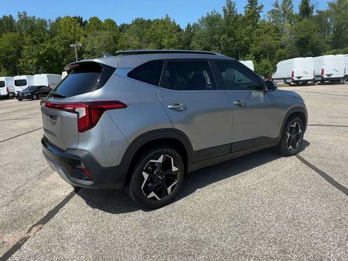 Used 2024 Kia Seltos EX FWD image 8