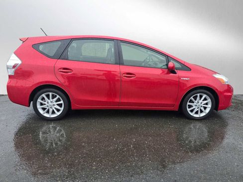 Used 2014 Toyota Prius V Five image 2