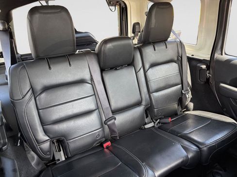 Used 2018 Jeep Wrangler Unlimited Sahara w/ Dual Top Group AWD/4WD image 18