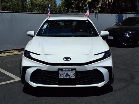 Used 2025 Toyota Camry SE w/ Convenience Package FWD image 2