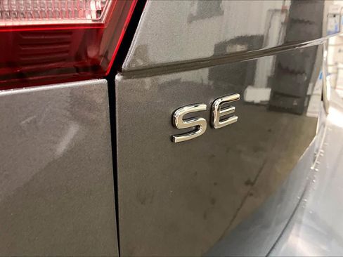 Used 2022 Volkswagen Tiguan SE R-Line image 11