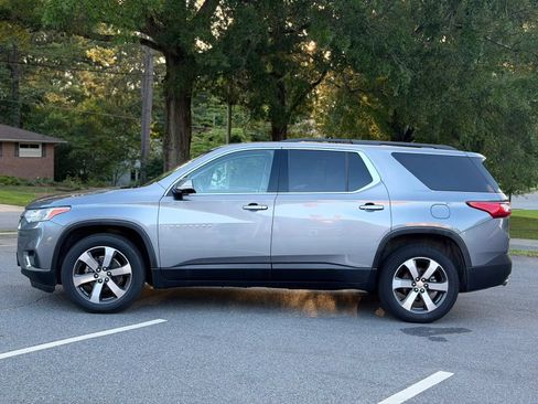 Used 2020 Chevrolet Traverse LT w/ LT Premium Package AWD/4WD image 3