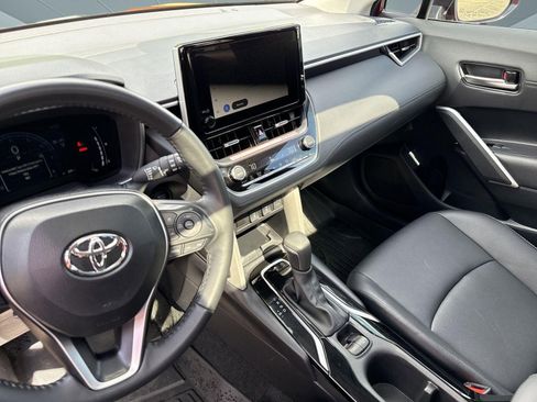 Used 2025 Toyota Corolla Cross XLE w/ Convenience Package FWD image 27
