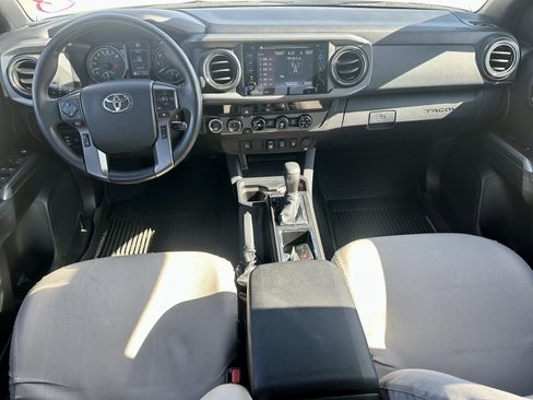 Used 2018 Toyota Tacoma TRD Sport AWD/4WD image 19