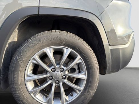 Used 2022 Jeep Cherokee Latitude Lux w/ Mopar Interior Package image 12