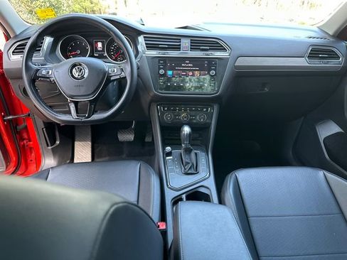 Used 2018 Volkswagen Tiguan SE w/ Panoramic Sunroof Package image 14