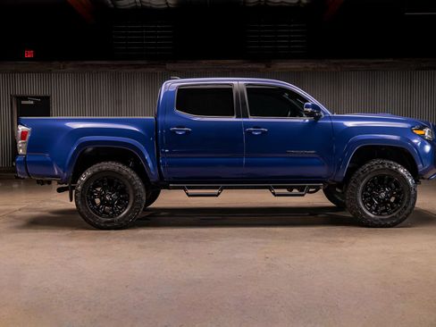 Used 2022 Toyota Tacoma TRD Sport w/ TRD Premium Sport Package AWD/4WD image 10