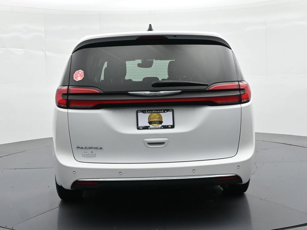 Used 2023 Chrysler Pacifica Touring-L FWD image 7