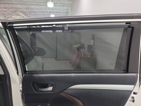 Used 2019 Toyota Highlander XLE image 16