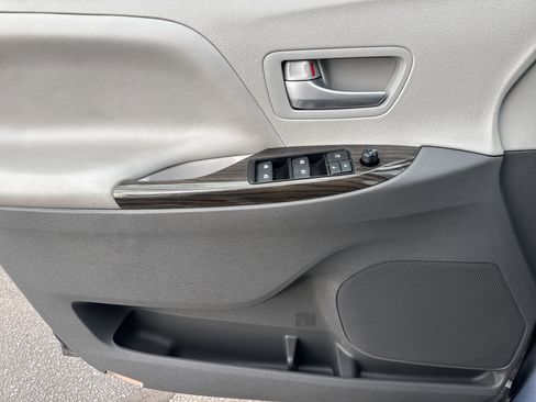 Used 2017 Toyota Sienna XLE w/ XLE Navigation Package image 14