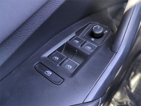 Used 2025 Volkswagen Jetta SE image 28