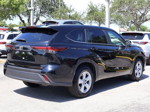 Used 2024 Toyota Highlander LE image 8