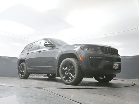 New 2026 Jeep Grand Cherokee Limited w/ Limited Altitude Package AWD/4WD image 39