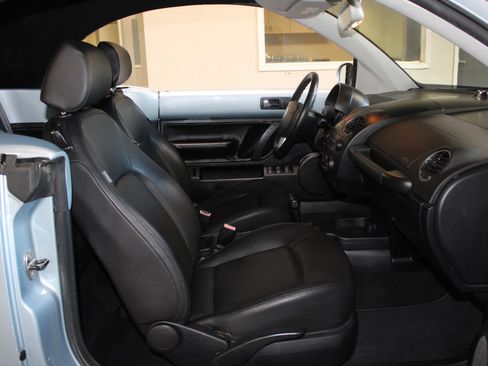 Used 2010 Volkswagen Beetle Convertible FWD image 19