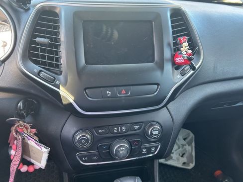 Used 2019 Jeep Cherokee Latitude w/ Cold Weather Group image 29