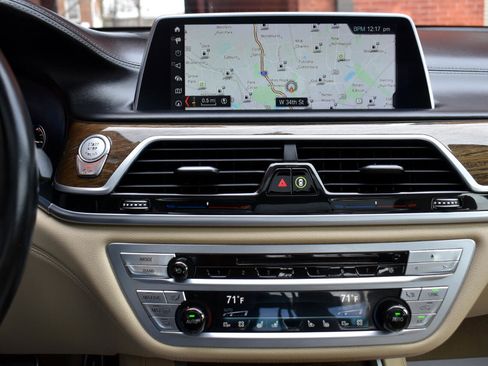 Used 2019 BMW 750i 750i Sedan w/ Executive Package image 27