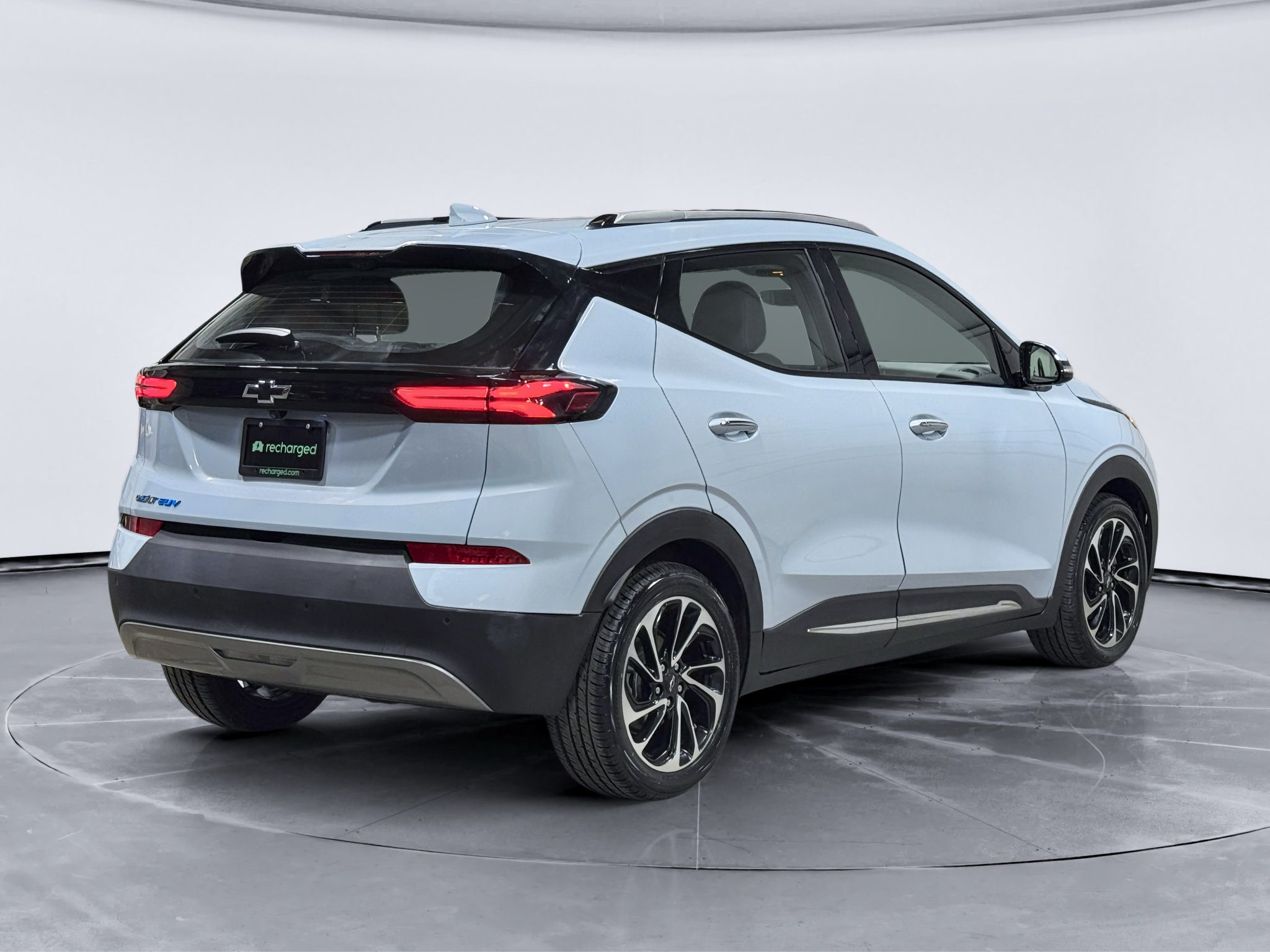 Used 2022 Chevrolet Bolt EUV Premier w/ Sun & Sound Package FWD image 3