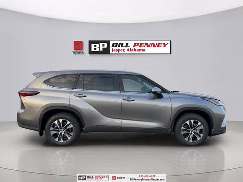 New 2026 Toyota Highlander XLE image 6