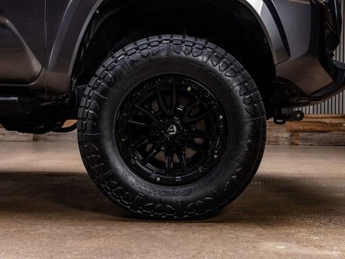Used 2018 Toyota Tacoma SR5 AWD/4WD image 11