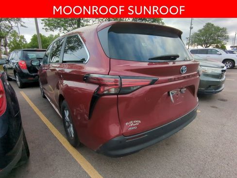Used 2022 Toyota Sienna XLE AWD/4WD image 4