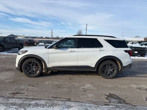 Used 2025 Ford Explorer ST image 4