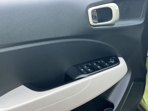Used 2022 Hyundai Venue SEL FWD image 23