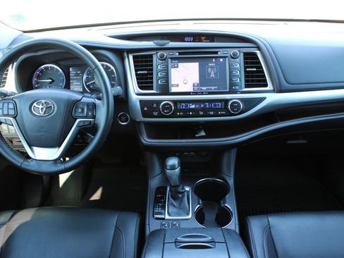 Used 2019 Toyota Highlander XLE FWD image 11