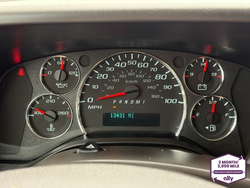 Used 2025 Chevrolet Express 2500 w/ Driver Convenience Package RWD image 17