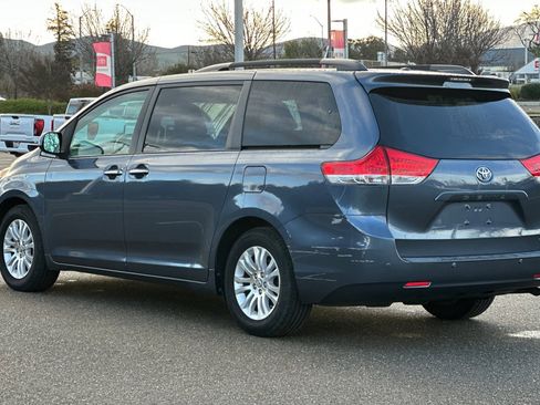 Used 2013 Toyota Sienna XLE image 6