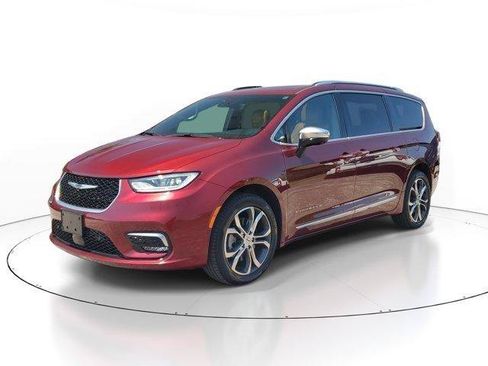 Used 2023 Chrysler Pacifica Pinnacle w/ Trailer Tow Group AWD/4WD image 2