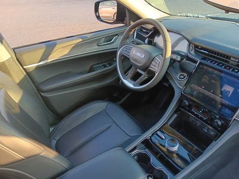 Used 2023 Jeep Grand Cherokee image 13