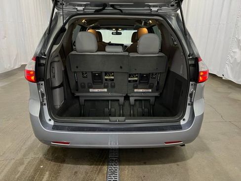 Certified 2017 Toyota Sienna XLE FWD image 12