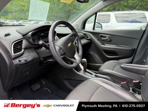 Used 2022 Chevrolet Trax LT w/ LT Convenience Package AWD/4WD image 3