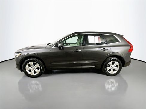 Used 2022 Volvo XC60 B5 Momentum w/ Climate Package image 5