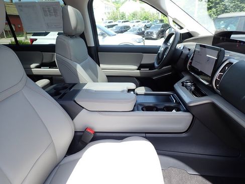 Used 2025 Ford Expedition Active AWD/4WD image 10