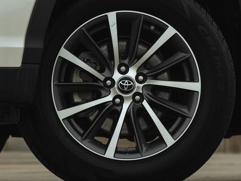 Used 2017 Toyota Highlander XLE image 3