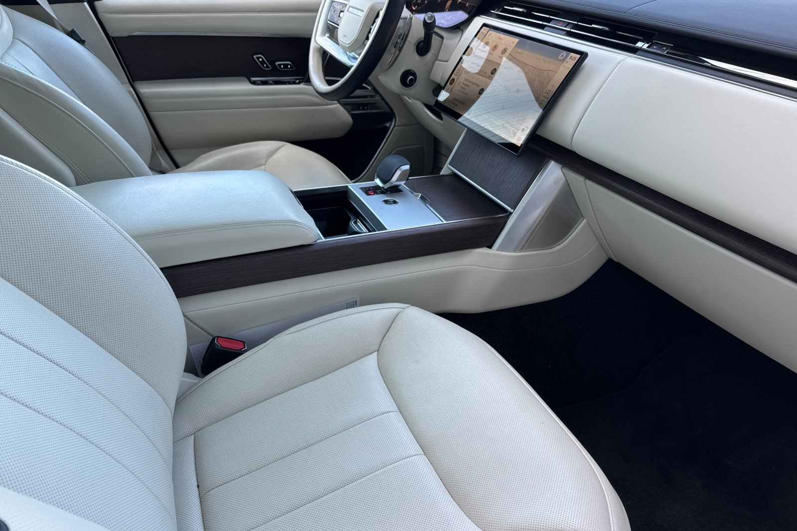 Certified 2025 Land Rover Range Rover SE AWD/4WD image 17