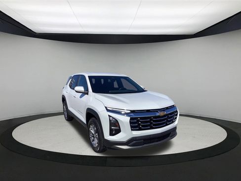 Used 2025 Chevrolet Equinox LT AWD/4WD image 2