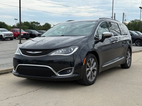 Used 2018 Chrysler Pacifica Limited w/ Tire & Wheel Group FWD image 2