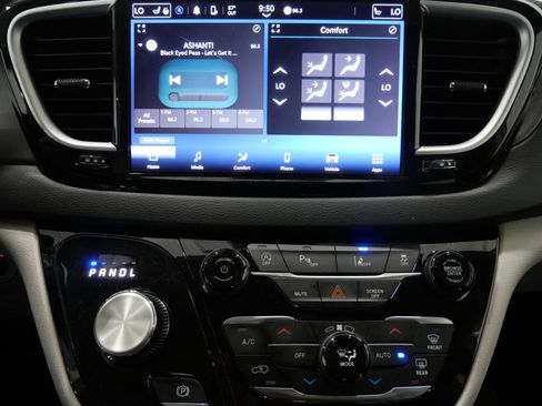 Used 2024 Chrysler Pacifica Touring-L FWD image 20